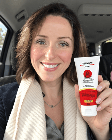 Cliente em momento de skincare com Remove Japan